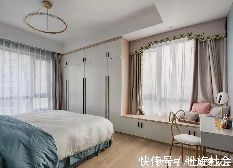 飘窗垫|飘窗的窗帘是靠墙好,还是靠窗好别让窗帘毁了你的浪漫飘窗