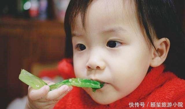 萌娃|一岁半萌娃满街跑,穿着尿不湿“蹭吃蹭喝”,走路的样子萌翻网友