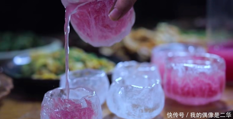 桌子|李子柒晒秋收家宴,吸引三千万人观看,满满一桌子的美味,太馋人