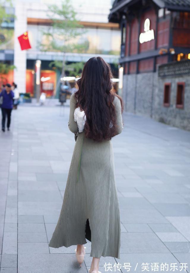 披风 针织长搭配灰色披风,衬托高贵典雅气质,魅力不可阻挡