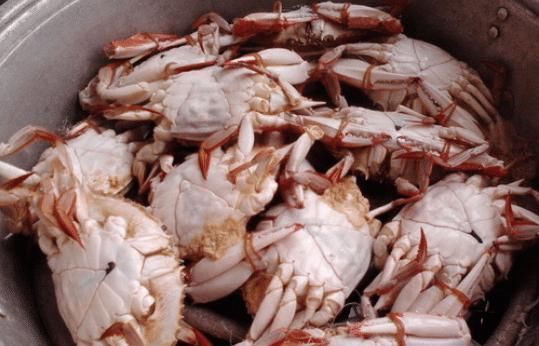 蒸螃蟹,直接上锅蒸就错了,老师傅教你几个妙招,肉质鲜无腥味