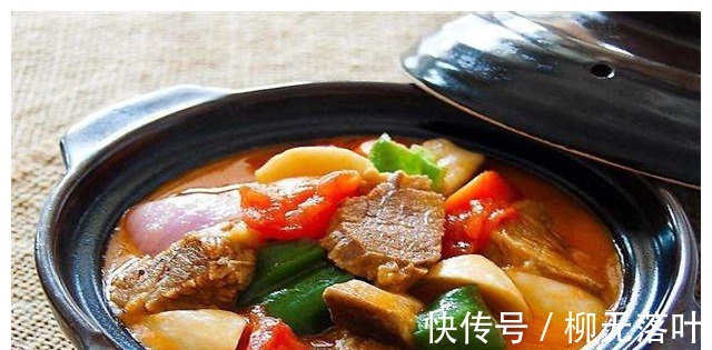 牛腩|冬日最佳的小火锅，砂锅来做萝卜牛腩蘑菇煲，开锅后食材像在跳舞！