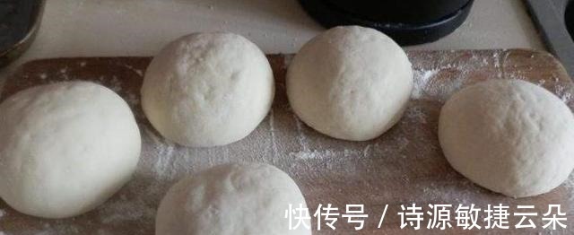 发面时，最忌直接加酵母！再加这2样，半小时发满盆！香软蓬松！