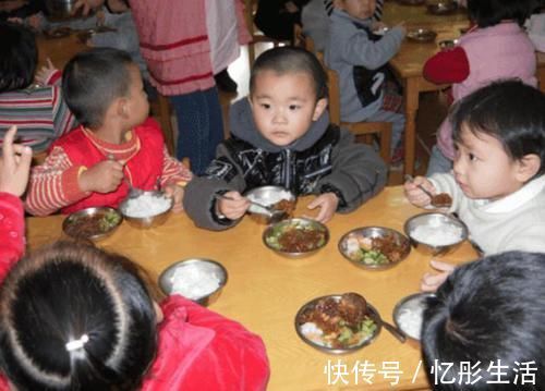 幼儿园|“幼儿园的饭真香”,妈妈看到女儿发来的照片后,开始怀疑人生
