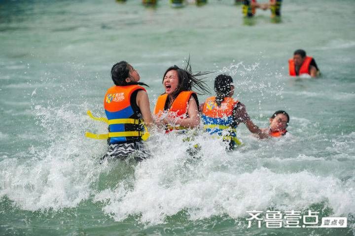 解压|清凉过节去哪玩？海啸造浪来解压