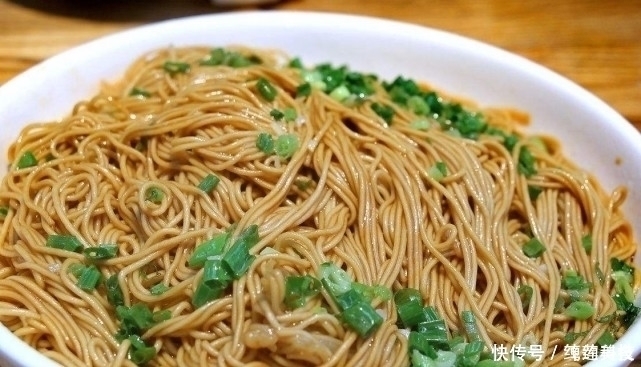想吃葱油面不用买，简单4步就能做好，面条好吃到流口水