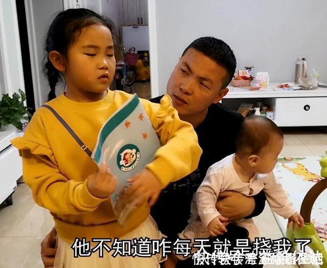 二胎|看见爸爸抱弟弟,女儿小声问:能抱抱我吗?画面让二胎妈妈红了眼