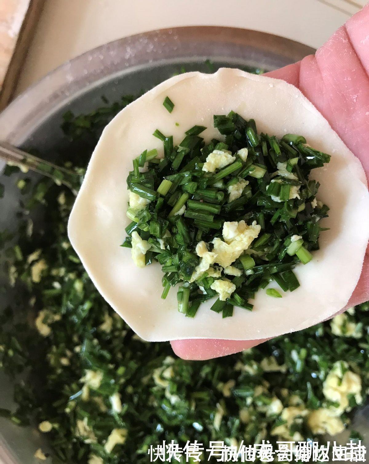 爱吃韭菜盒子的看过来,学会这个做法就够了,个个薄皮大馅真美味