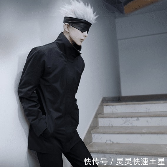 cos|鸽了一个半月后,熊祁COS《咒术回战》五条悟,网友这腿是真的