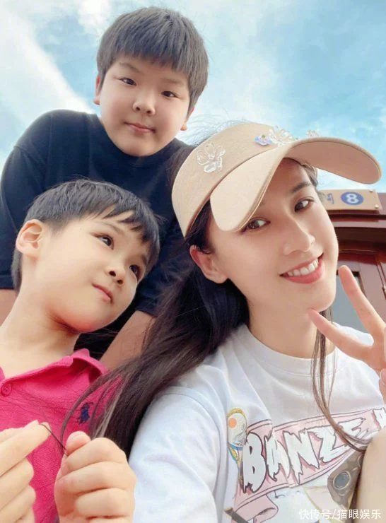 黄圣依晒与俩儿子合照,安迪脸蛋圆润胖一圈,弟弟依旧帅气像爸爸插图1 黄圣依晒与俩儿子合照,安迪脸蛋圆润胖一圈,弟弟依旧帅气像爸爸插图1