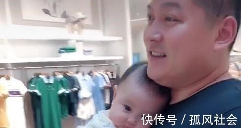 黄小花|奶爸“小鸟依人”式抱娃火了,这是我见过最豪华的“移动软卧”了