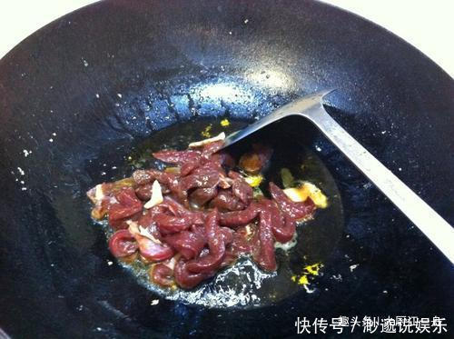  滑嫩|炒牛肉，怎样做才滑嫩不塞牙大厨学会这几招，牛肉好嚼不塞牙