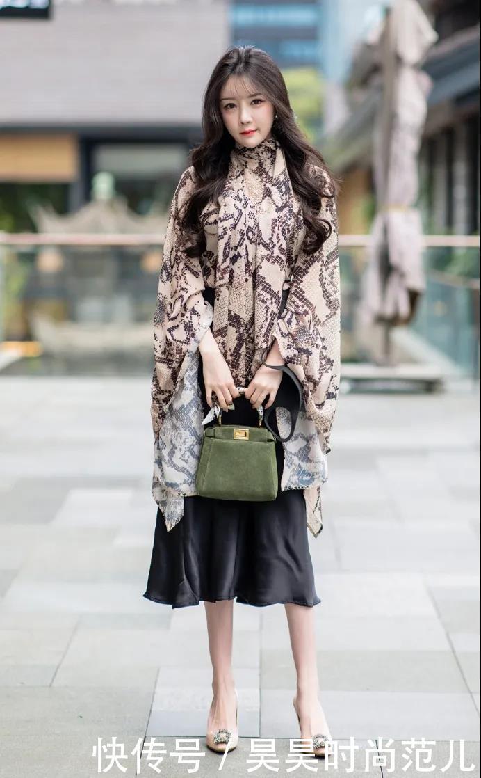 轻薄蝙蝠衫搭配黑色半身裙,简单随性的穿搭方