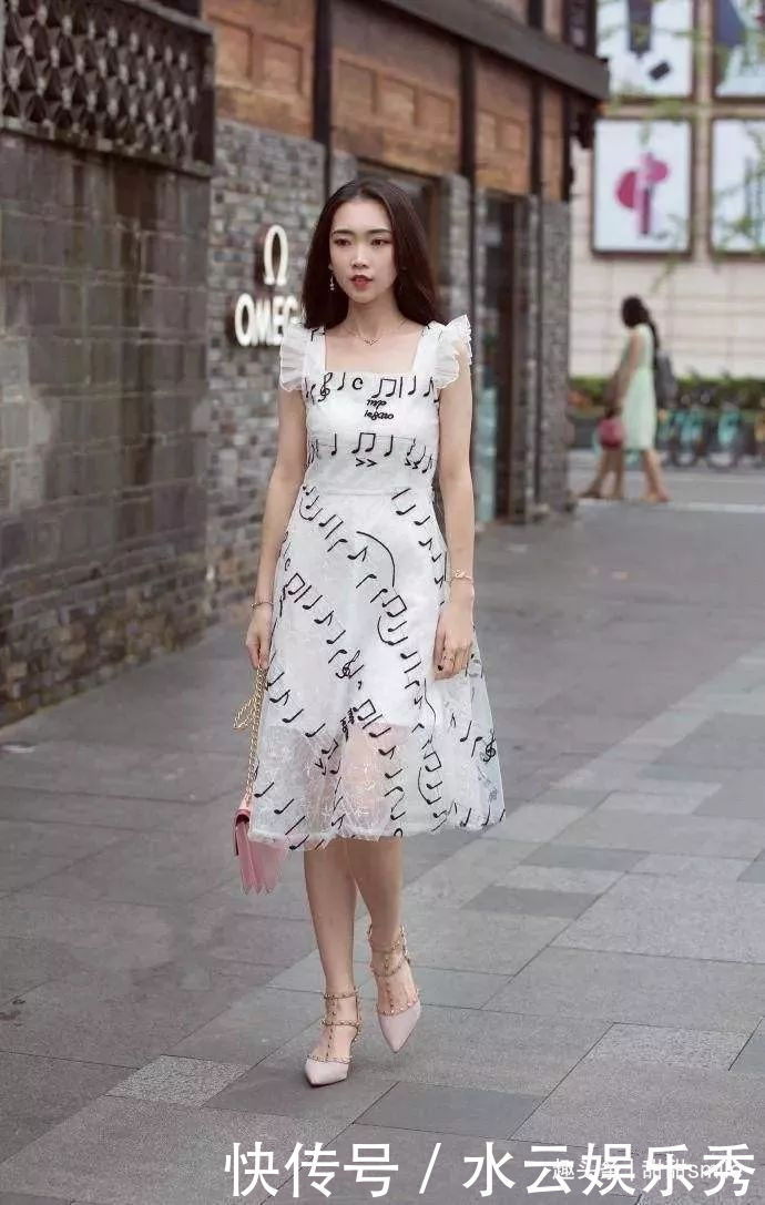 美女搭配上一双银色的一字带高跟鞋,不仅显瘦还显高,十分有质感