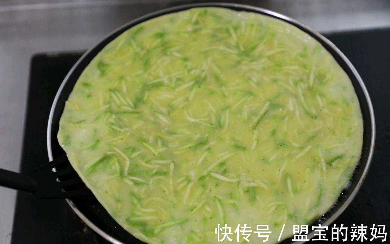 早餐|早起10分钟，给家人做茭瓜鸡蛋饼，鲜嫩可口，卫生还省钱