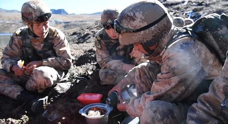 西藏军区某边防|海拔4500多米,边防官兵吃上了自热火锅