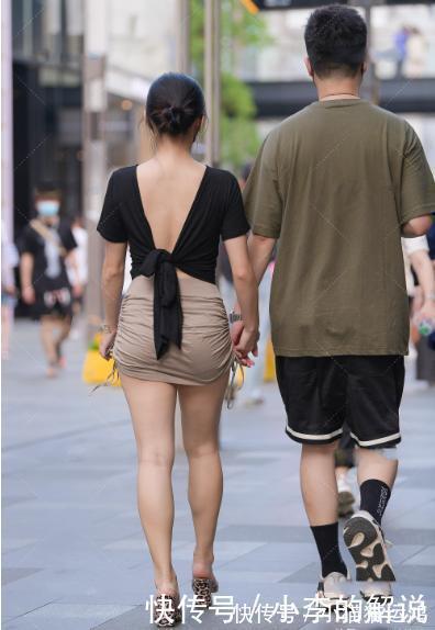 卡其色|黑色修身t恤搭配卡其色皱纹短裙,个性十足,简单狂野