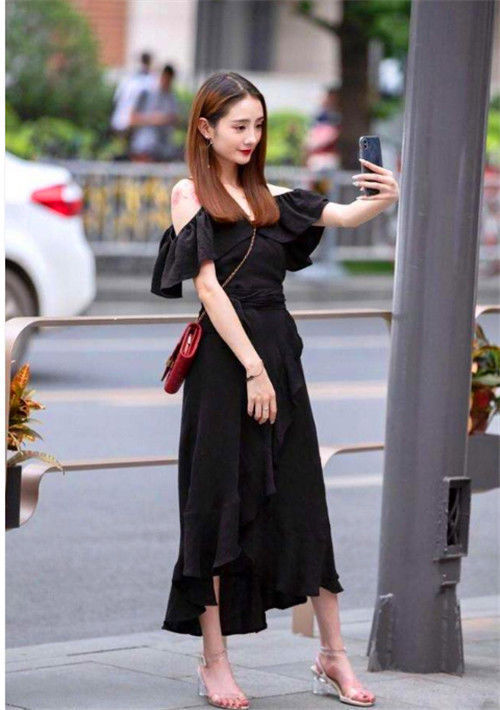 街拍：美女穿一字肩吊带长裙，长相甜美，长发披肩温婉动人