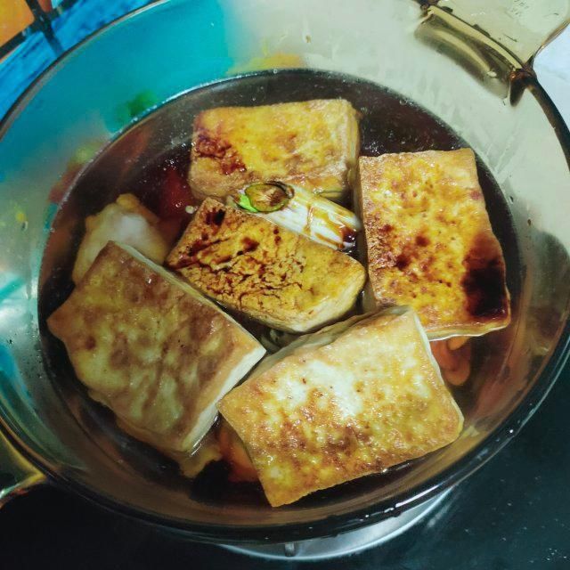 煎豆腐卤鸡翅根，豆腐吸饱了汤汁，满屋子都是香味