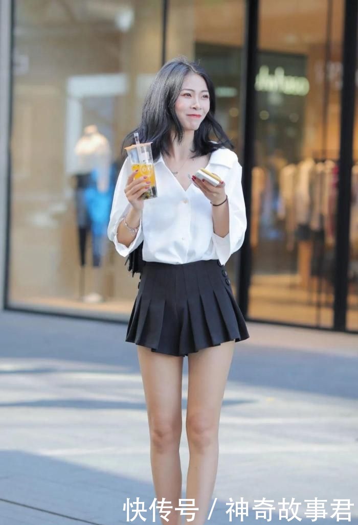 时尚|白衬衣配百褶裙,简约时尚