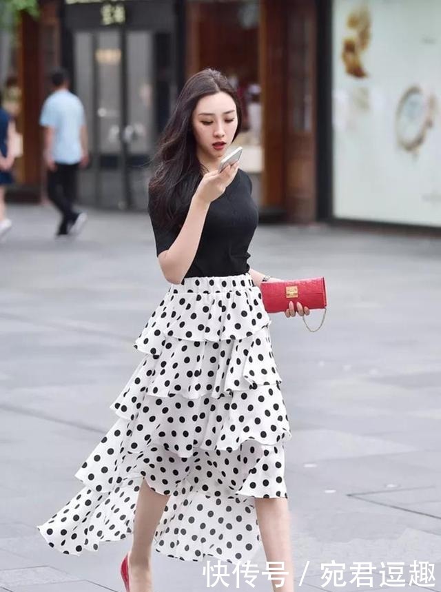 造型|街头美女的穿搭有何不同?造型简单,却展现不一样的气质