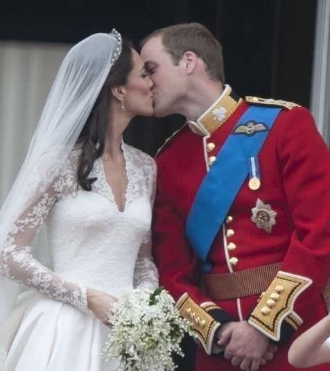 威廉|凯特王妃太节俭13年的外套反复穿,身边的威廉早已换了发型