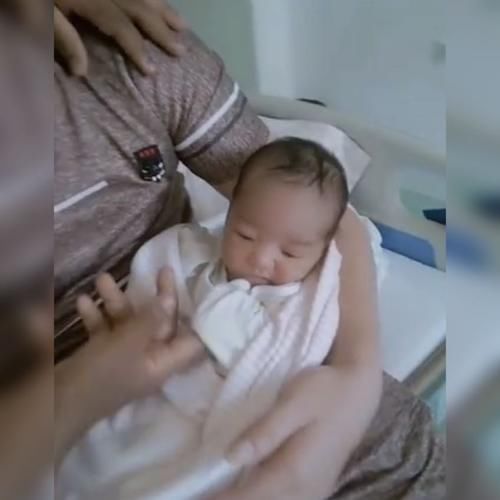 非洲|中国爸爸和非洲妈妈生下的宝宝,看见娃颜值的那一刻,基因太神奇