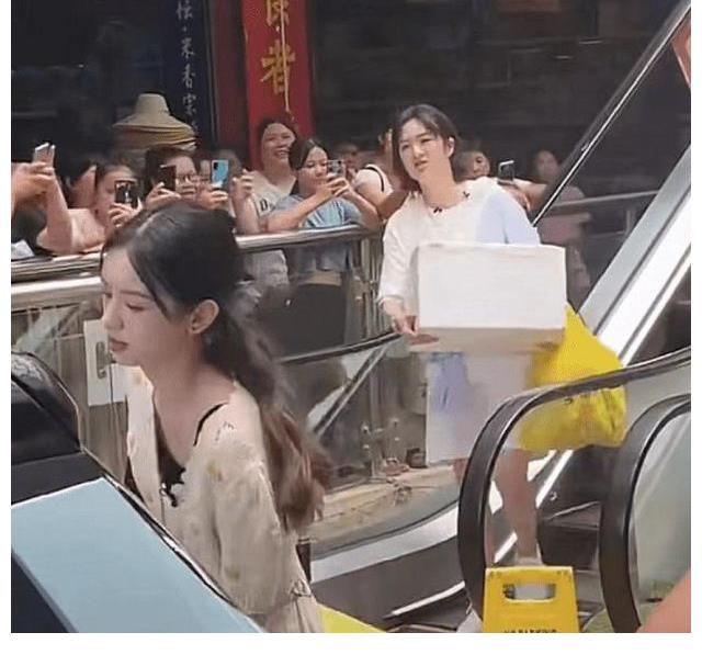 架子|沒公主架子！姚安娜超市買菜抱箱子拎袋子很接地氣