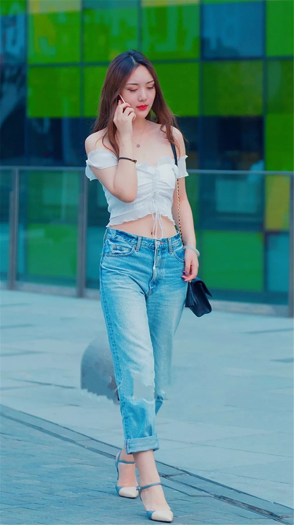 魅力|街拍组图:女性穿搭高跟鞋,简约时尚又魅力