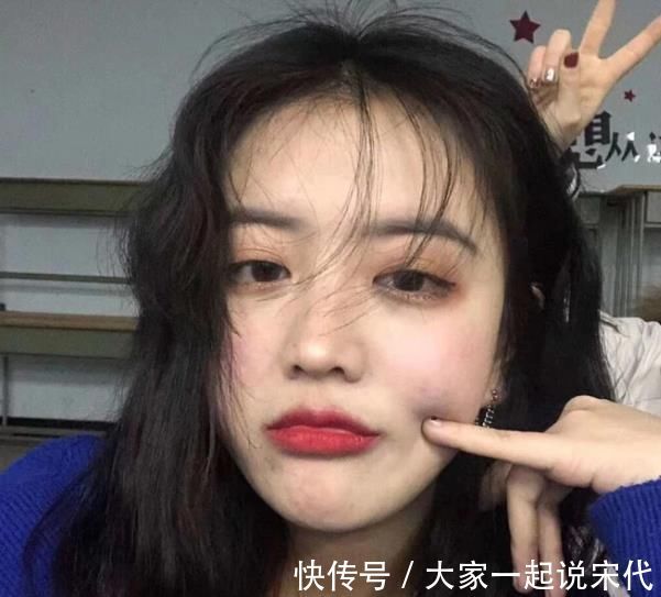 妹子 女孩经常对“嘴唇”做这3件事,早晚变成“樱桃嘴”,香肠嘴妹子不妨试试
