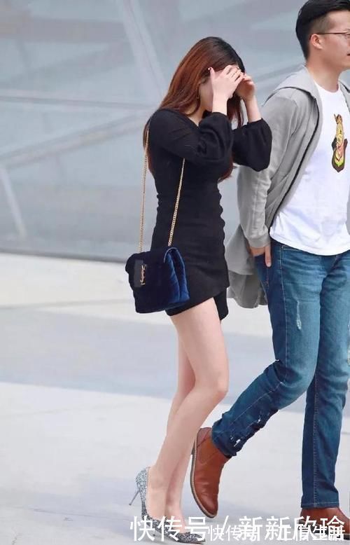 小姐姐|美女红色连衣裙搭配一双绿色小高跟鞋非常的亮眼,非常青春有活力