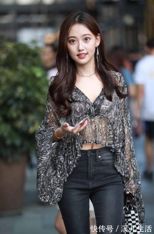 一笑|肤白貌美的小姐姐,甜甜一笑很动人,穿搭也很突出啦