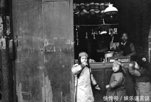 彩票|老照片:路边小吃摊,笑看百态;秤杆售卖处,还卖彩票!