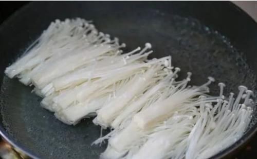 韭菜|它被称为洗肠草,便秘的人要多吃,肠道不堵了,排出宿便一身轻