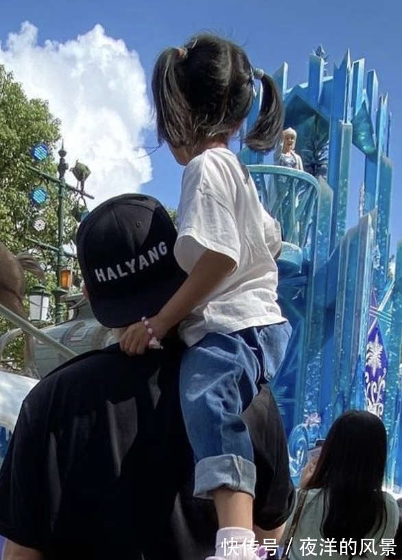 陳赫曬父女迪士尼度假照,肩上扛著一個手里牽著一個,爸爸力max