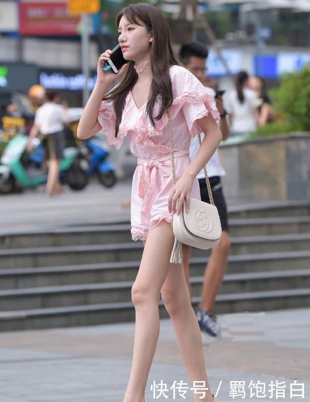 怎么穿上睡衣出去？粉连体高跟鞋，休闲又时尚