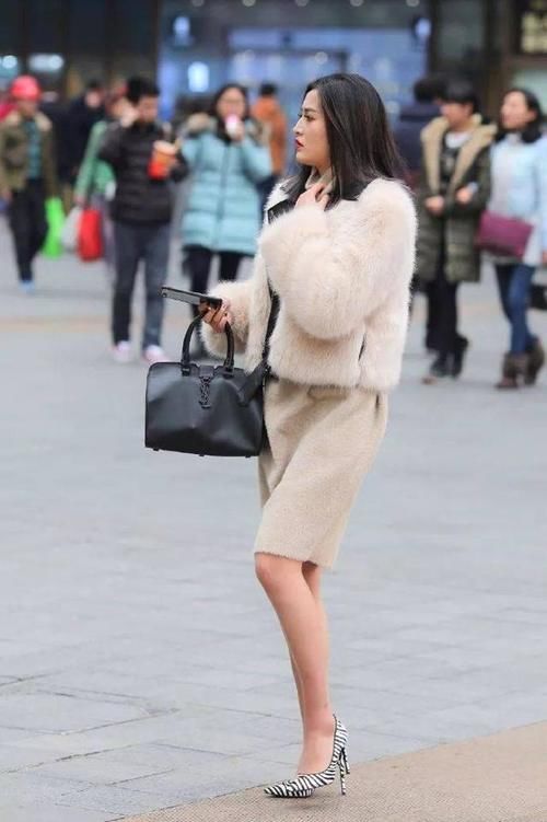 美女脚踝上的一字带修饰的珍珠，让她脚上也散发着迷人的光芒