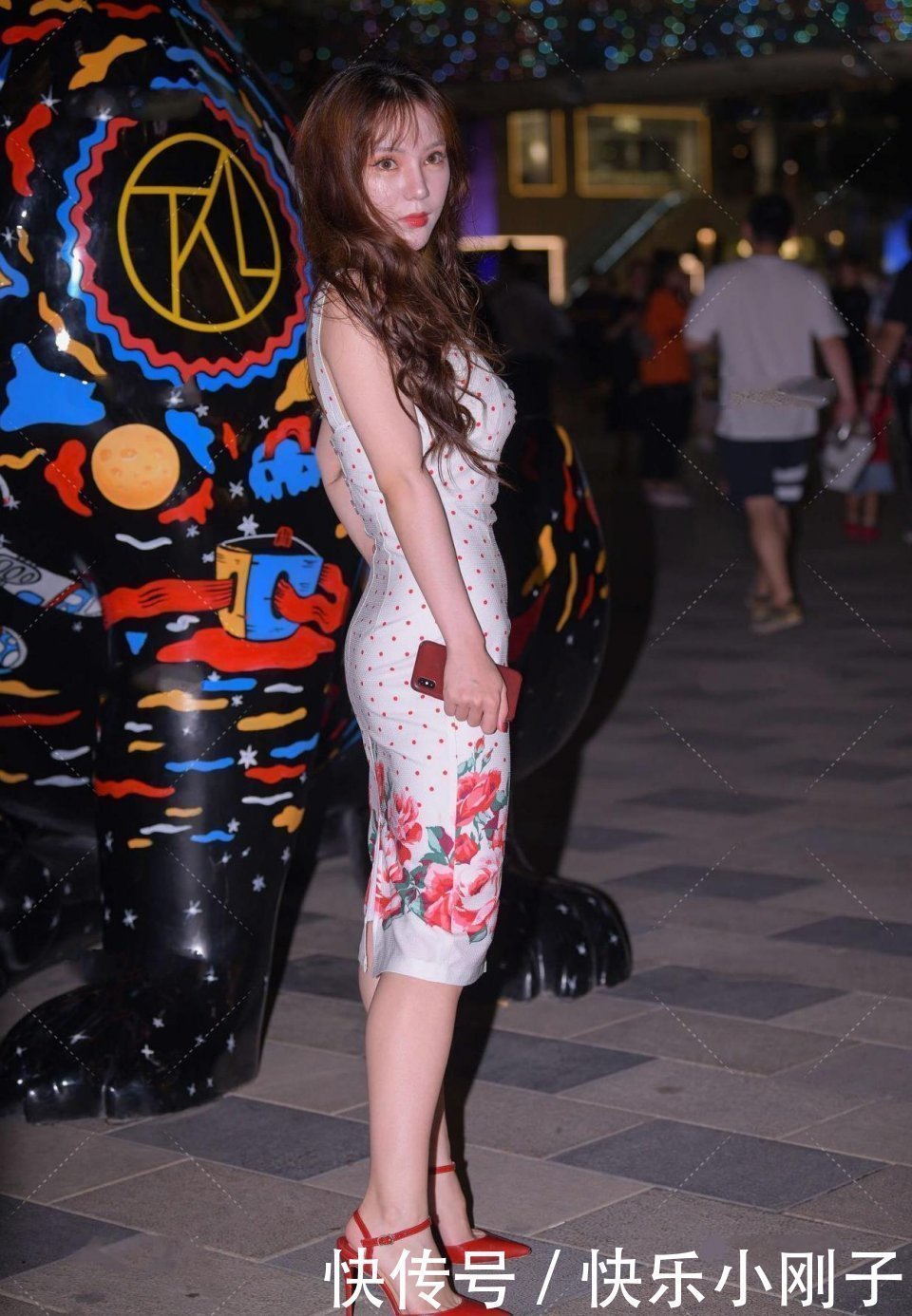 连衣裙 优雅成熟的穿搭,增强时尚气场,这位微胖女孩,是爸爸喜欢的类型