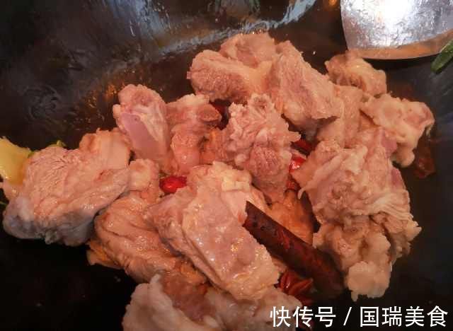 炖排骨时加入“一样东西”，排骨20分钟就醇香软烂，材料每家都有