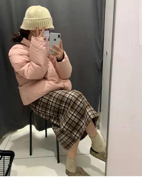 今年流行“羽绒服+半身裙”显高又温柔，建议小个子穿