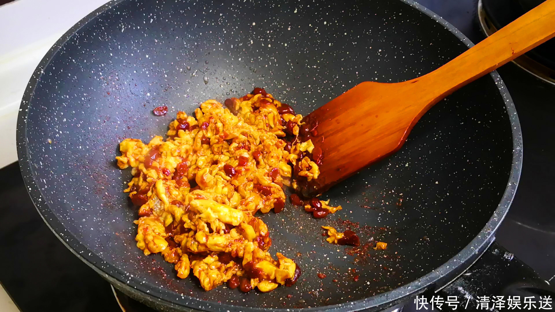 吃剩的米饭别再做蛋炒饭,教你农村特色吃法,一顿3个不够吃,香