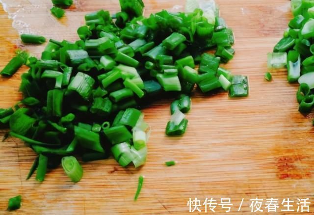 老少皆宜|半根萝卜1碗面粉,筷子搅一搅两手不沾面,10分钟搞定全家人早餐