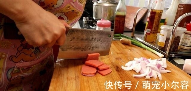 天热不想做饭,媳妇将蔬菜和肉一锅焖,端上桌全家人吃嗨了