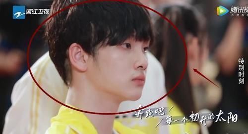 一瞬|上《跑男》不让染发,注意周震南咋掩盖金发的掉水里一瞬笑翻了