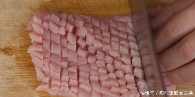 没想到剁肉馅这么简单,2分钟全剁好,干净又省力,方法太棒了!