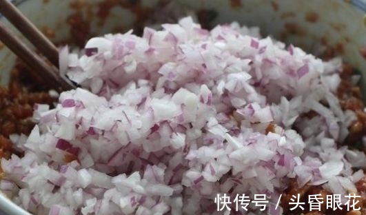 洋葱别炒着吃,教你解馋新吃法,又鲜又嫩,出锅孩子一口气吃10个