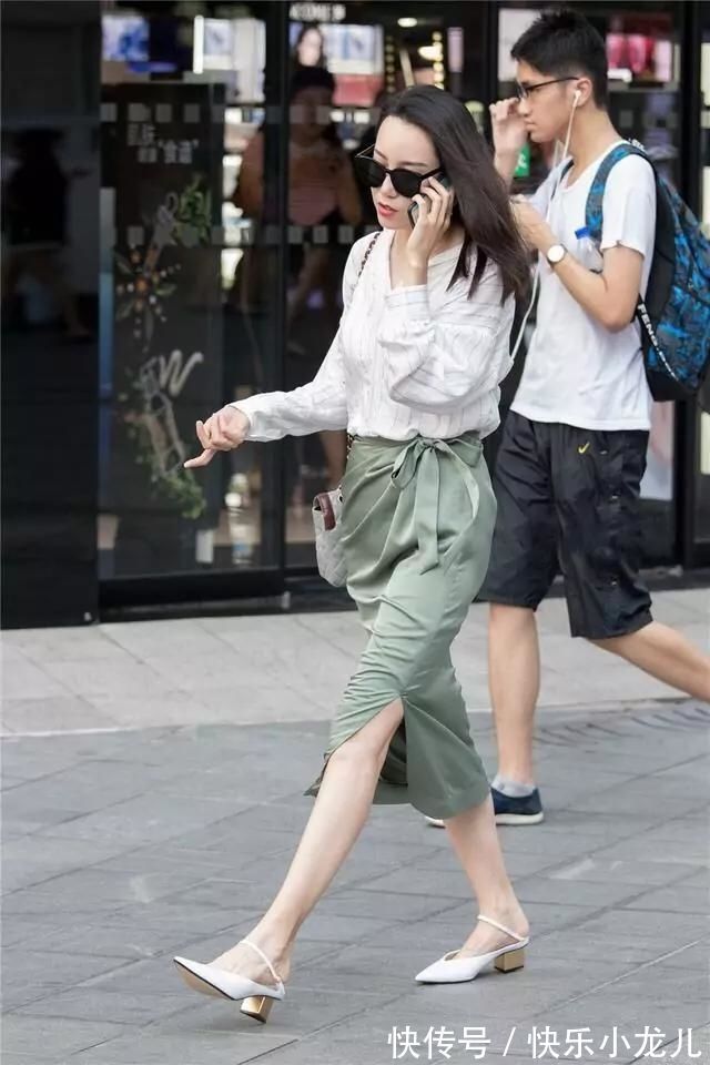 李圣经 小姐姐小西装搭配半身裙,真是好看极了