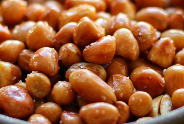 炸花生米时，直接下锅是不对的，学会几个小技巧，花生米又香又脆