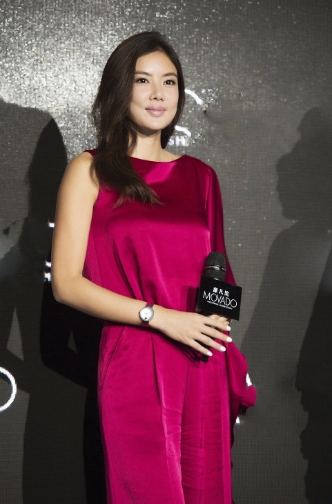 我被乐基儿饱满身材迷住了！卷发造型配无袖波点连衣裙，高贵优雅