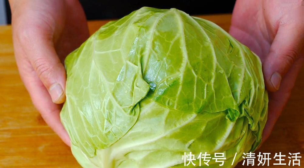 炒包菜,切记不要直接下锅炒!很多人一直做错了,难怪出锅不好吃